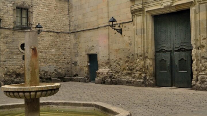 Qué ver en la Plaza de Sant Felip Neri