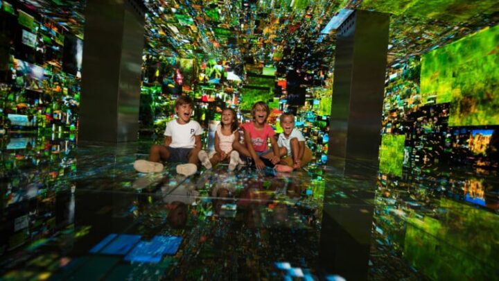 Los niños disfrutan con los cuadros mágicos de la Casa Batlló