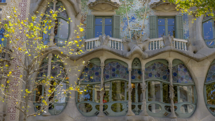 Sant Jordi en Barcelona: libros, rosas y la magia de Casa Batlló