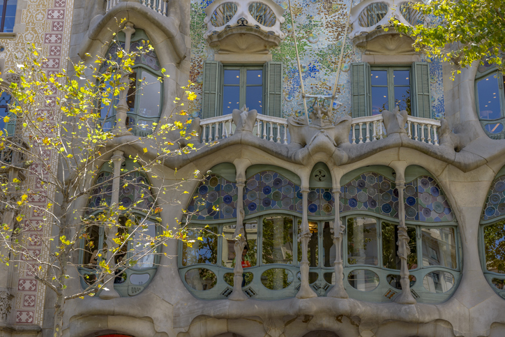 Sant Jordi en Barcelona: libros, rosas y la magia de Casa Batlló