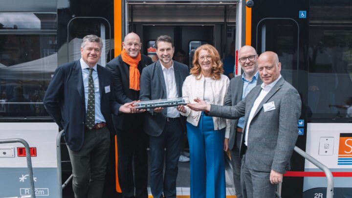 Íñigo Parra destaca la dimensión internacional en la entrega del CITYLINK a Saarbahn