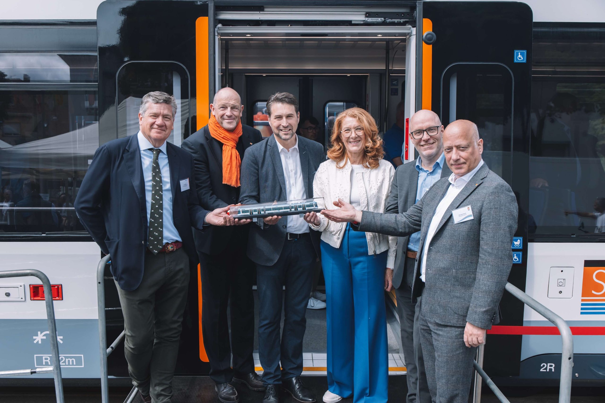 Íñigo Parra destaca la dimensión internacional en la entrega del CITYLINK a Saarbahn