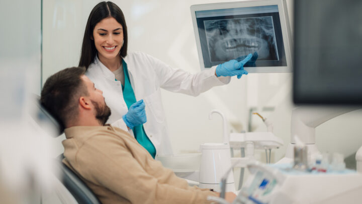 La importancia de acudir a una especialista dental para cuidar la salud general